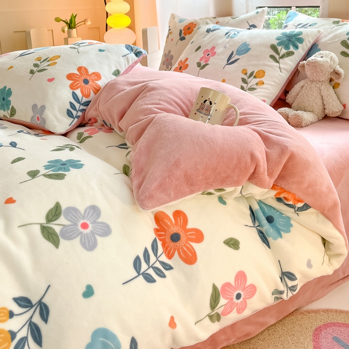 91家纺网 家纺一手货源 找家纺 佳汐蓝家纺 2025新款190克高克重牛奶绒印花四件套 花漫舞+梅子粉