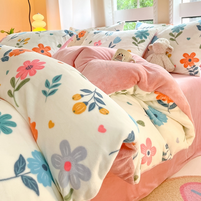 91家纺网 家纺一手货源 找家纺 佳汐蓝家纺 2025新款190克高克重牛奶绒印花四件套 花漫舞+梅子粉