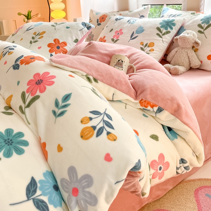 91家纺网 家纺一手货源 找家纺 佳汐蓝家纺 2025新款190克高克重牛奶绒印花四件套 花漫舞+梅子粉