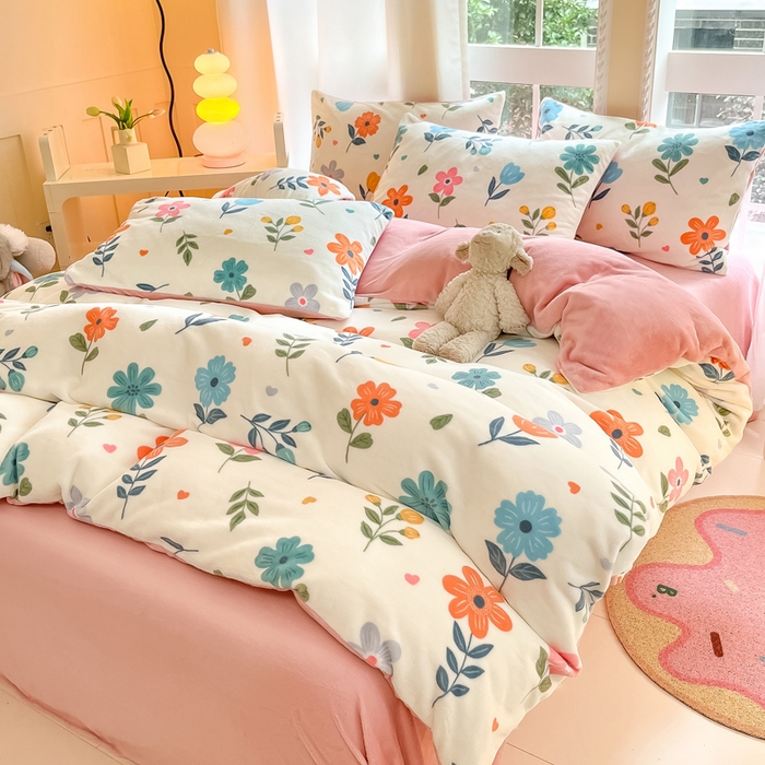 91家纺网 家纺一手货源 找家纺 佳汐蓝家纺 2025新款190克高克重牛奶绒印花四件套 花漫舞+梅子粉