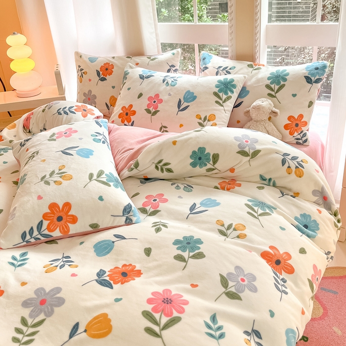 91家纺网 家纺一手货源 找家纺 佳汐蓝家纺 2025新款190克高克重牛奶绒印花四件套 花漫舞+梅子粉