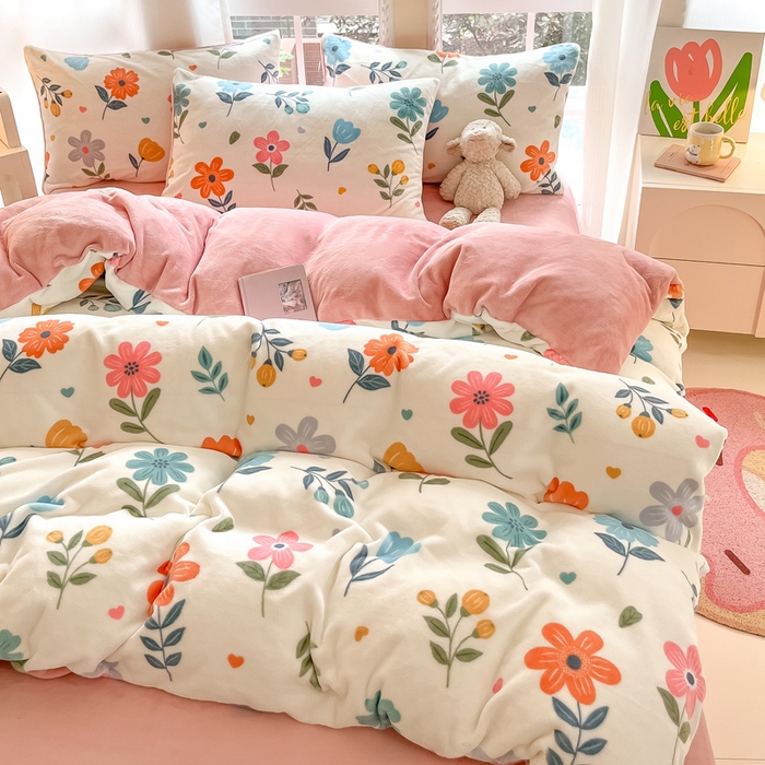 91家纺网 家纺一手货源 找家纺 佳汐蓝家纺 2025新款190克高克重牛奶绒印花四件套 花漫舞+梅子粉