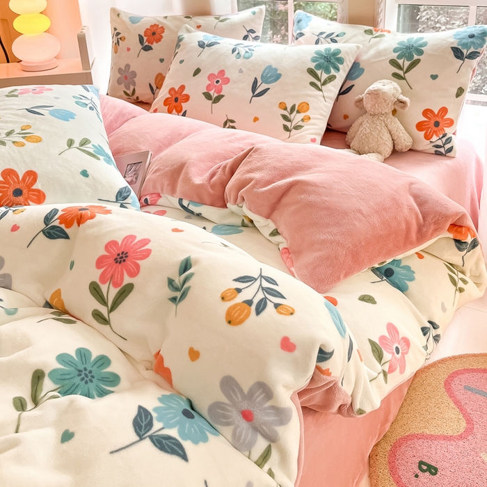 91家纺网 家纺一手货源 找家纺 佳汐蓝家纺 2025新款190克高克重牛奶绒印花四件套 花漫舞+梅子粉