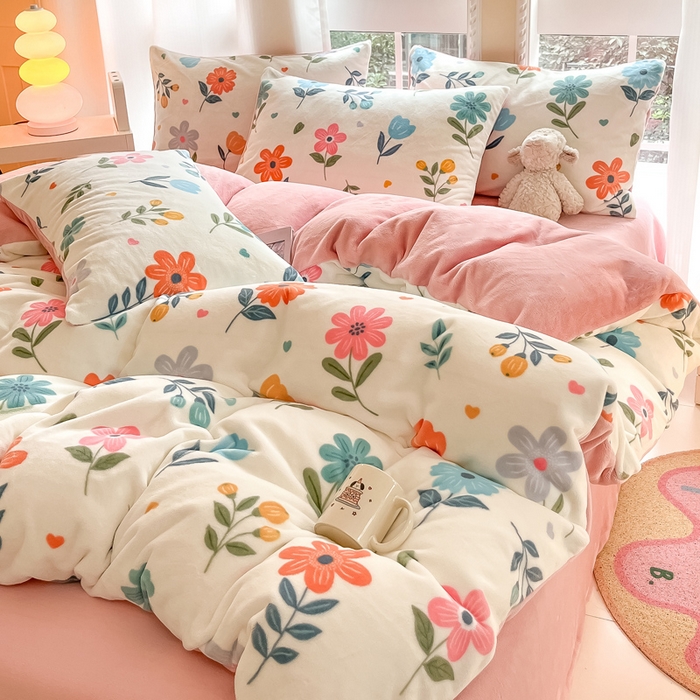 91家纺网 家纺一手货源 找家纺 佳汐蓝家纺 2025新款190克高克重牛奶绒印花四件套 花漫舞+梅子粉