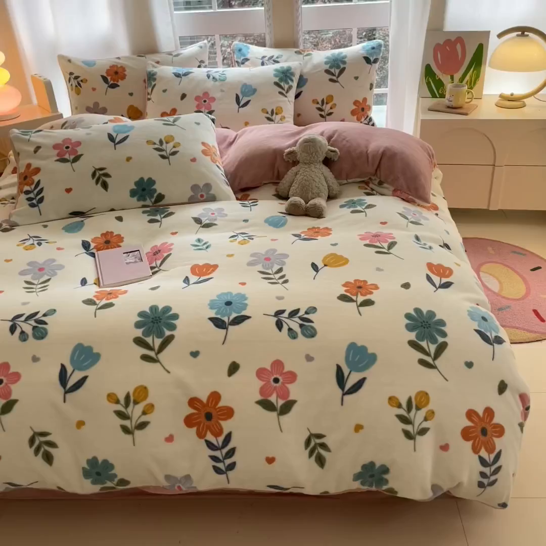 91家纺网 家纺一手货源 找家纺 佳汐蓝家纺 2025新款190克高克重牛奶绒印花四件套 花漫舞+梅子粉