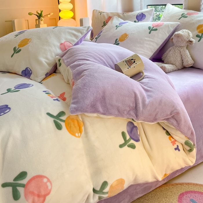 91家纺网 家纺一手货源 找家纺 佳汐蓝家纺 2025新款190克高克重牛奶绒印花四件套 金香心语