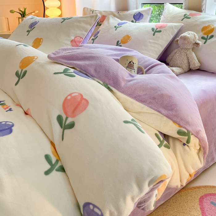 91家纺网 家纺一手货源 找家纺 佳汐蓝家纺 2025新款190克高克重牛奶绒印花四件套 金香心语