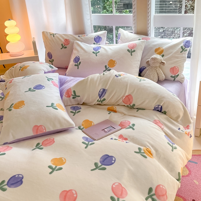 91家纺网 家纺一手货源 找家纺 佳汐蓝家纺 2025新款190克高克重牛奶绒印花四件套 金香心语