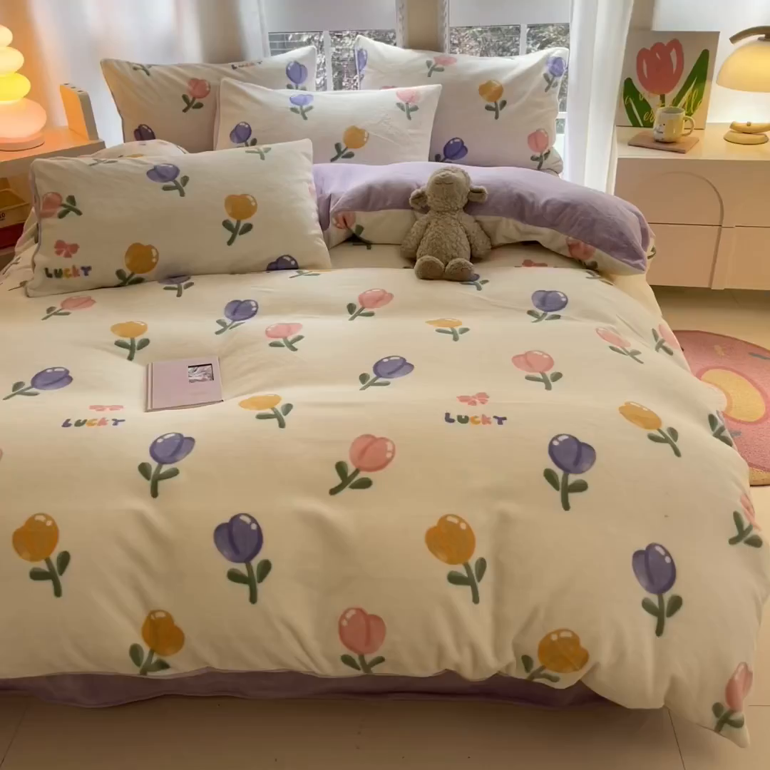 91家纺网 家纺一手货源 找家纺 佳汐蓝家纺 2025新款190克高克重牛奶绒印花四件套 金香心语