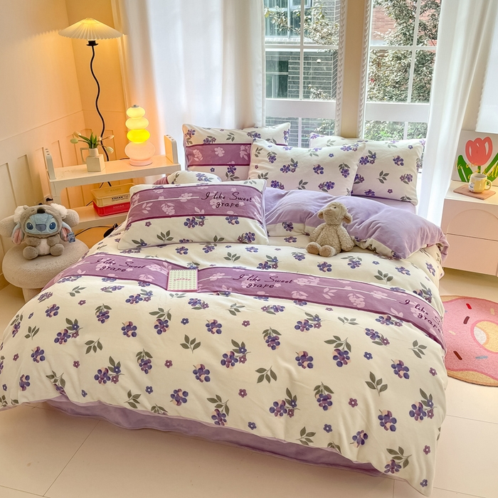 91家纺网 家纺一手货源 找家纺 佳汐蓝家纺 2025新款190克高克重牛奶绒印花四件套 葡提仙子