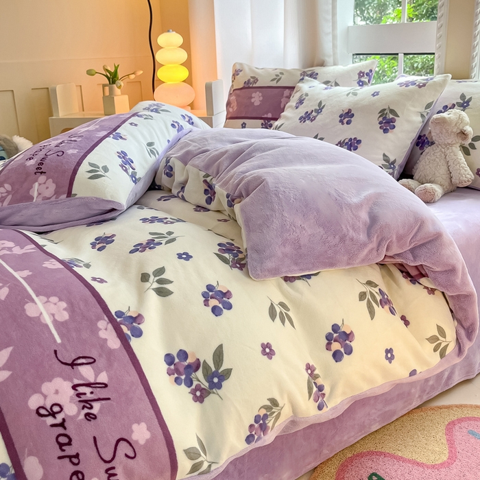 91家纺网 家纺一手货源 找家纺 佳汐蓝家纺 2025新款190克高克重牛奶绒印花四件套 葡提仙子