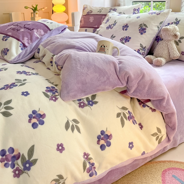 91家纺网 家纺一手货源 找家纺 佳汐蓝家纺 2025新款190克高克重牛奶绒印花四件套 葡提仙子