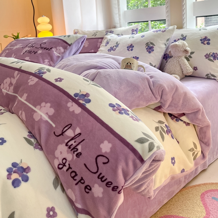 91家纺网 家纺一手货源 找家纺 佳汐蓝家纺 2025新款190克高克重牛奶绒印花四件套 葡提仙子