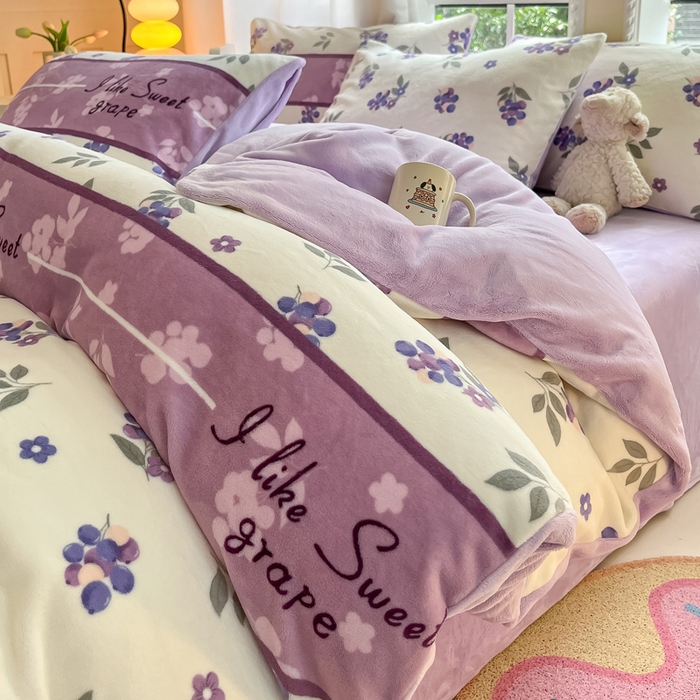 91家纺网 家纺一手货源 找家纺 佳汐蓝家纺 2025新款190克高克重牛奶绒印花四件套 葡提仙子