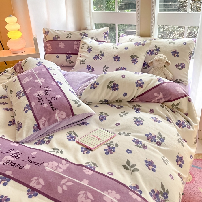 91家纺网 家纺一手货源 找家纺 佳汐蓝家纺 2025新款190克高克重牛奶绒印花四件套 葡提仙子