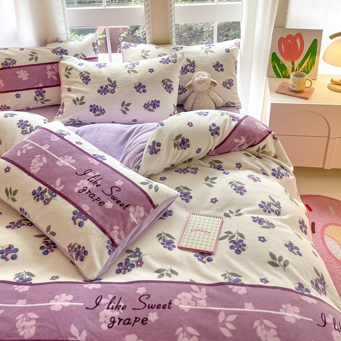 91家纺网 家纺一手货源 找家纺 佳汐蓝家纺 2025新款190克高克重牛奶绒印花四件套 葡提仙子