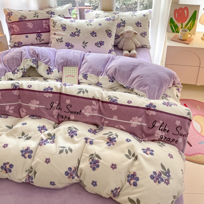 91家纺网 家纺一手货源 找家纺 佳汐蓝家纺 2025新款190克高克重牛奶绒印花四件套 葡提仙子