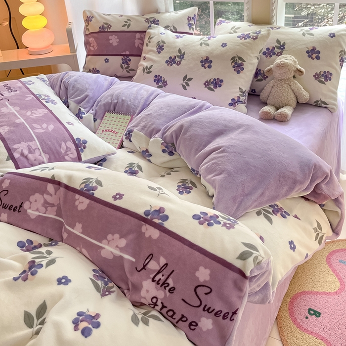 91家纺网 家纺一手货源 找家纺 佳汐蓝家纺 2025新款190克高克重牛奶绒印花四件套 葡提仙子