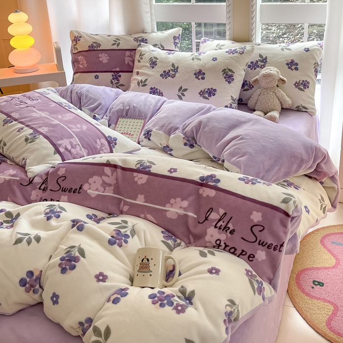 91家纺网 家纺一手货源 找家纺 佳汐蓝家纺 2025新款190克高克重牛奶绒印花四件套 葡提仙子