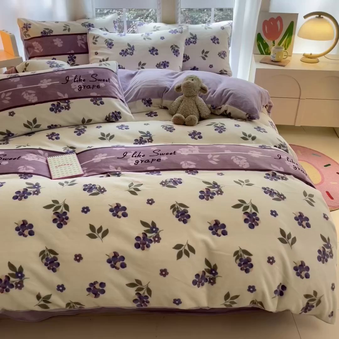 91家纺网 家纺一手货源 找家纺 佳汐蓝家纺 2025新款190克高克重牛奶绒印花四件套 葡提仙子