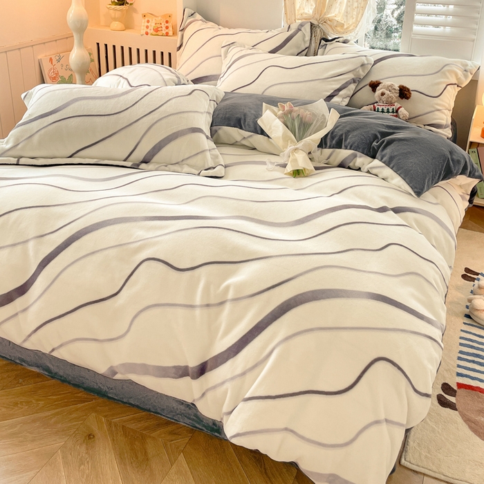 91家纺网 家纺一手货源 找家纺 佳汐蓝家纺 2025新款190克高克重牛奶绒印花四件套 时光里+高级灰