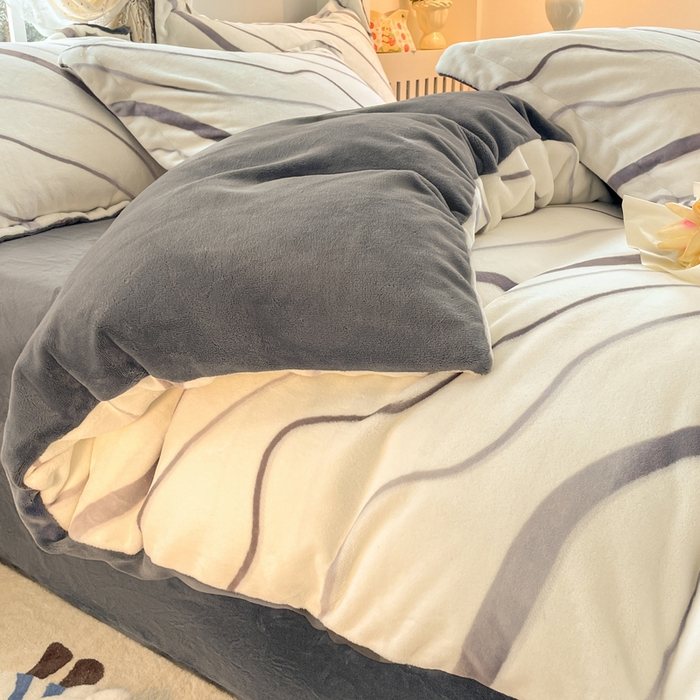 91家纺网 家纺一手货源 找家纺 佳汐蓝家纺 2025新款190克高克重牛奶绒印花四件套 时光里+高级灰