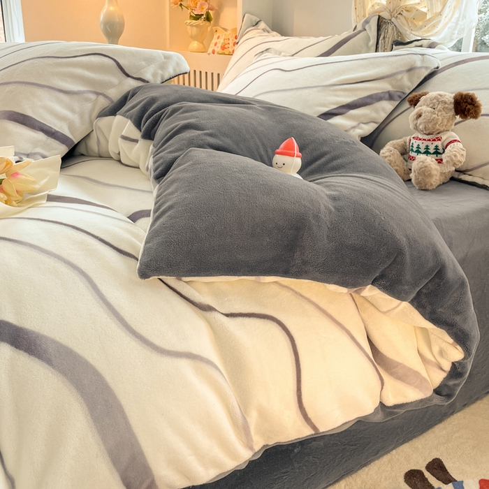 91家纺网 家纺一手货源 找家纺 佳汐蓝家纺 2025新款190克高克重牛奶绒印花四件套 时光里+高级灰