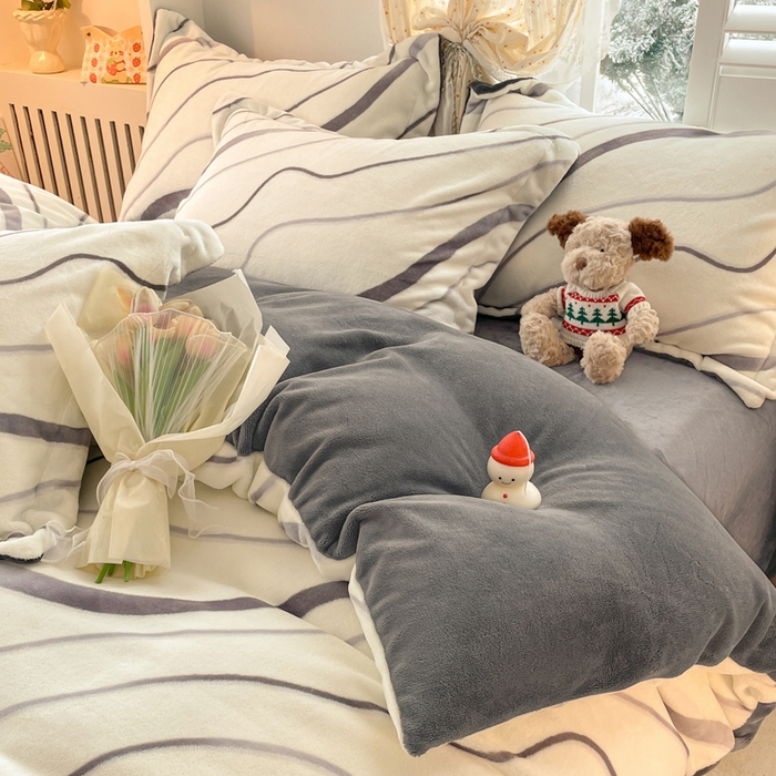 91家纺网 家纺一手货源 找家纺 佳汐蓝家纺 2025新款190克高克重牛奶绒印花四件套 时光里+高级灰