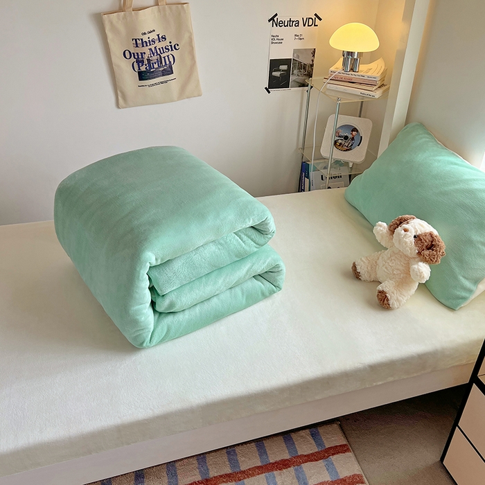 91家纺网 家纺一手货源 找家纺 优卡迪家纺馆 2025新款牛奶绒纯色双拼宿舍床三件套 嫩绿奶白