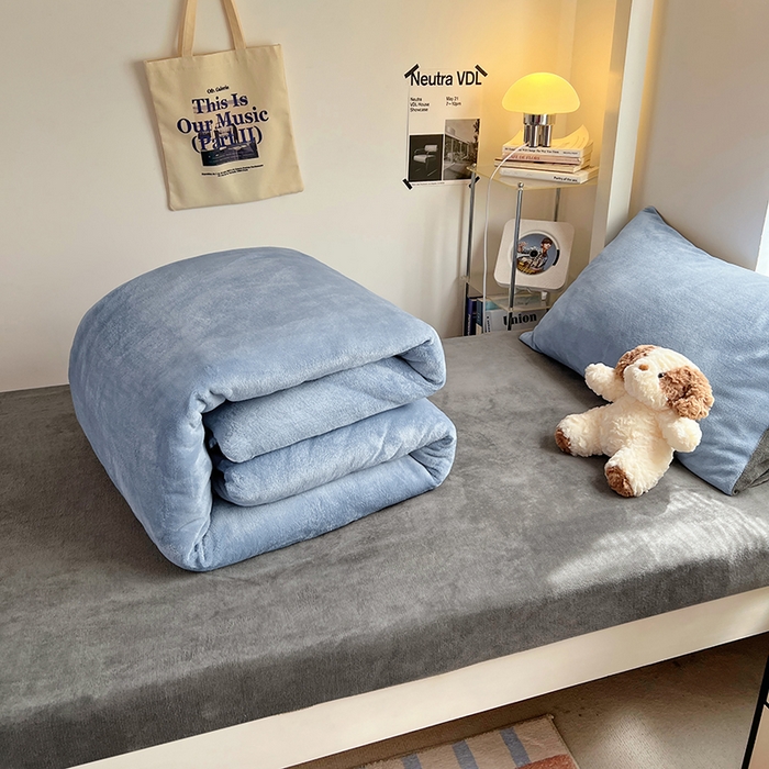 91家纺网 家纺一手货源 找家纺 优卡迪家纺馆 2025新款牛奶绒纯色双拼宿舍床三件套 海蓝深灰