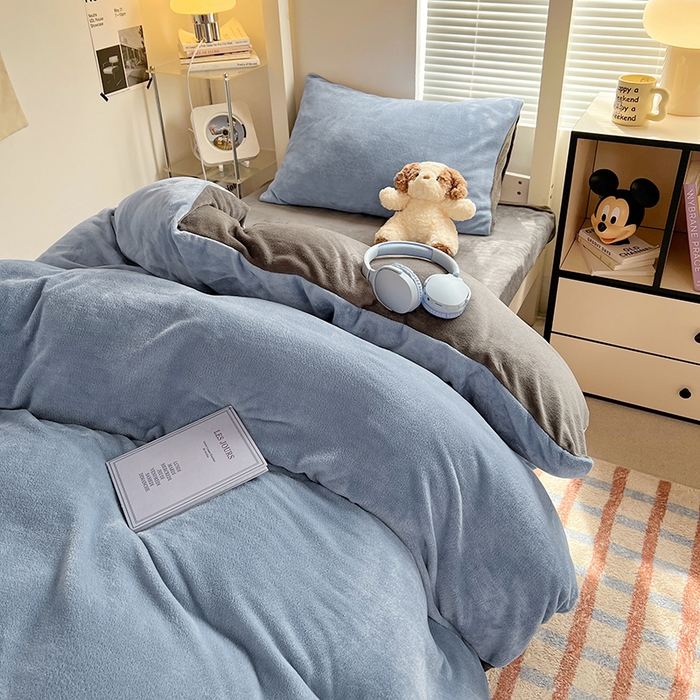 91家纺网 家纺一手货源 找家纺 优卡迪家纺馆 2025新款牛奶绒纯色双拼宿舍床三件套 海蓝深灰