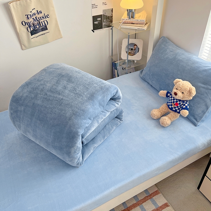 91家纺网 家纺一手货源 找家纺 优卡迪家纺馆 2025新款牛奶绒纯色双拼宿舍床三件套 海蓝天蓝