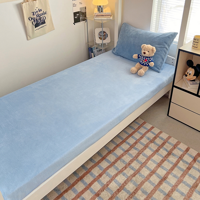 91家纺网 家纺一手货源 找家纺 优卡迪家纺馆 2025新款牛奶绒纯色双拼宿舍床三件套 海蓝天蓝