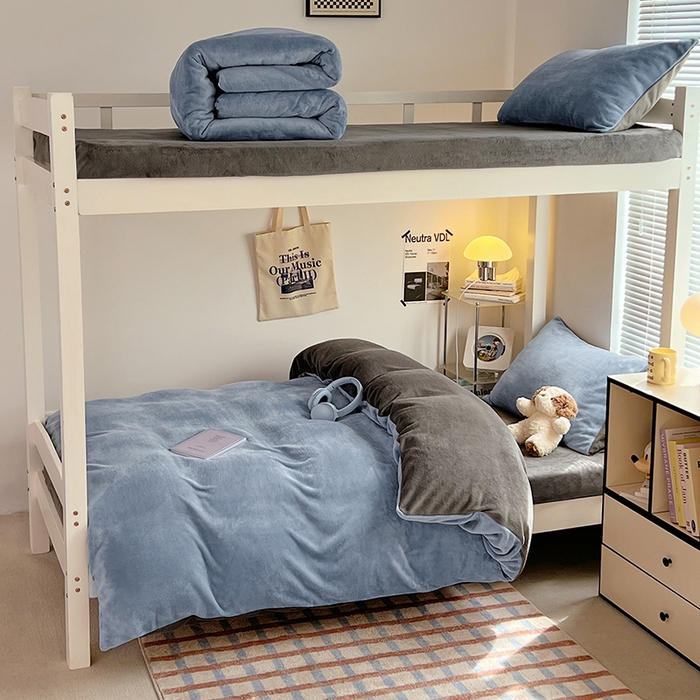 91家纺网 家纺一手货源 找家纺 优卡迪家纺馆 2025新款牛奶绒纯色双拼宿舍床三件套 海蓝深灰