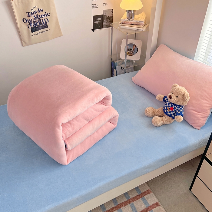 91家纺网 家纺一手货源 找家纺 优卡迪家纺馆 2025新款牛奶绒纯色双拼宿舍床三件套 玉粉天蓝