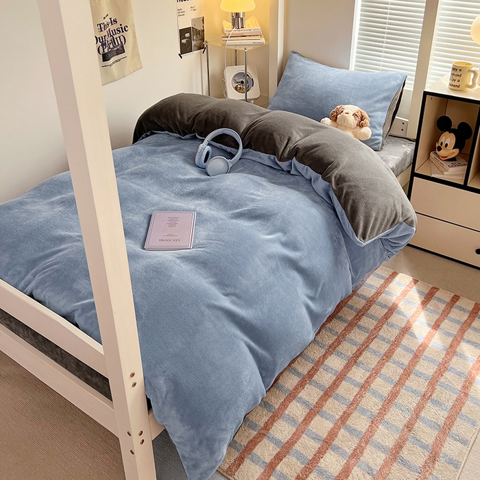 91家纺网 家纺一手货源 找家纺 优卡迪家纺馆 2025新款牛奶绒纯色双拼宿舍床三件套 海蓝深灰