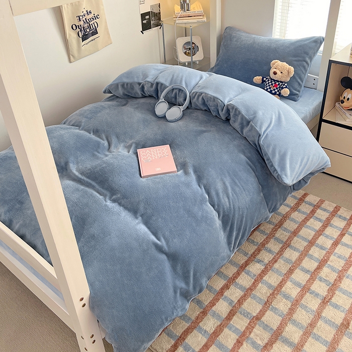 91家纺网 家纺一手货源 找家纺 优卡迪家纺馆 2025新款牛奶绒纯色双拼宿舍床三件套 海蓝天蓝