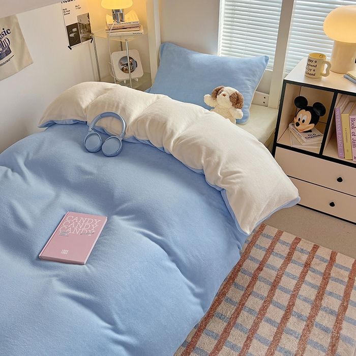 91家纺网 家纺一手货源 找家纺 优卡迪家纺馆 2025新款牛奶绒纯色双拼宿舍床三件套 浅蓝奶白