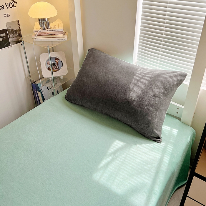 91家纺网 家纺一手货源 找家纺 优卡迪家纺馆 2025新款牛奶绒纯色双拼宿舍床三件套 深灰嫩绿