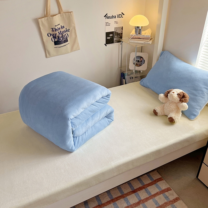 91家纺网 家纺一手货源 找家纺 优卡迪家纺馆 2025新款牛奶绒纯色双拼宿舍床三件套 浅蓝奶白