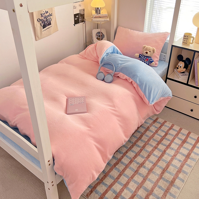 91家纺网 家纺一手货源 找家纺 优卡迪家纺馆 2025新款牛奶绒纯色双拼宿舍床三件套 玉粉天蓝