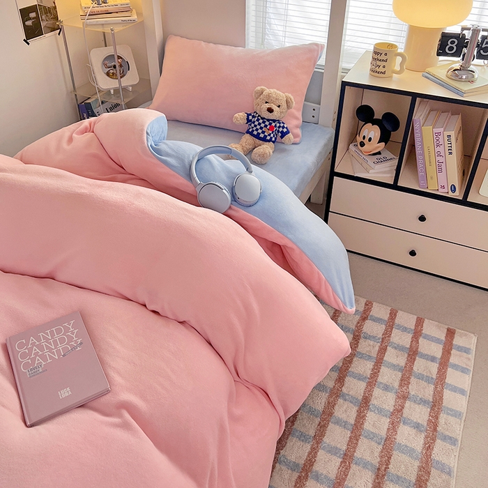 91家纺网 家纺一手货源 找家纺 优卡迪家纺馆 2025新款牛奶绒纯色双拼宿舍床三件套 玉粉天蓝