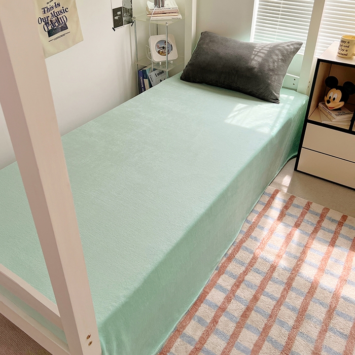 91家纺网 家纺一手货源 找家纺 优卡迪家纺馆 2025新款牛奶绒纯色双拼宿舍床三件套 深灰嫩绿