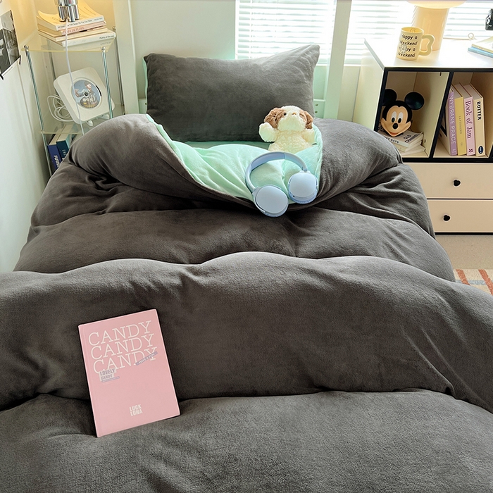 91家纺网 家纺一手货源 找家纺 优卡迪家纺馆 2025新款牛奶绒纯色双拼宿舍床三件套 深灰嫩绿