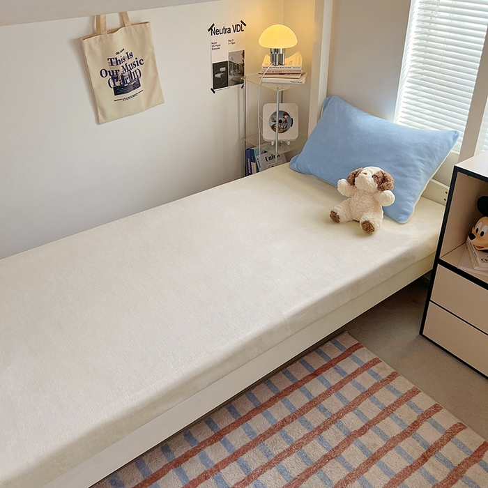 91家纺网 家纺一手货源 找家纺 优卡迪家纺馆 2025新款牛奶绒纯色双拼宿舍床三件套 浅蓝奶白