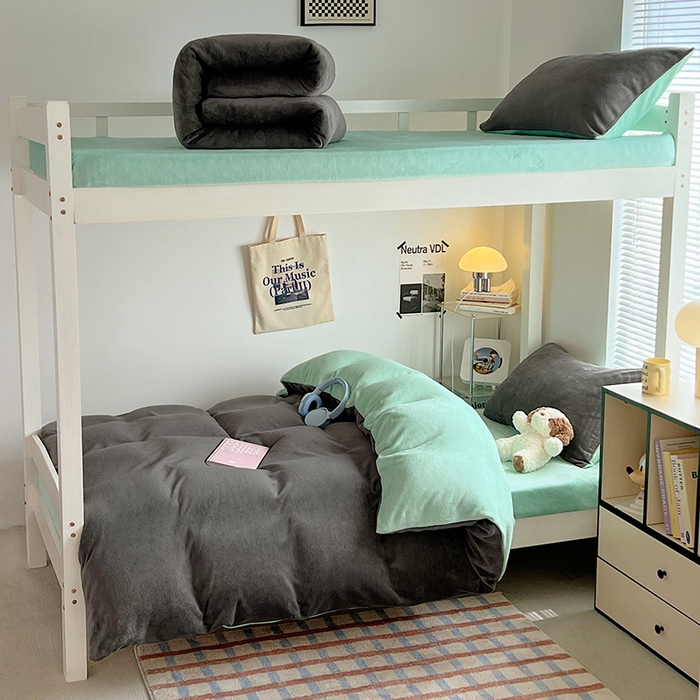 91家纺网 家纺一手货源 找家纺 优卡迪家纺馆 2025新款牛奶绒纯色双拼宿舍床三件套 深灰嫩绿