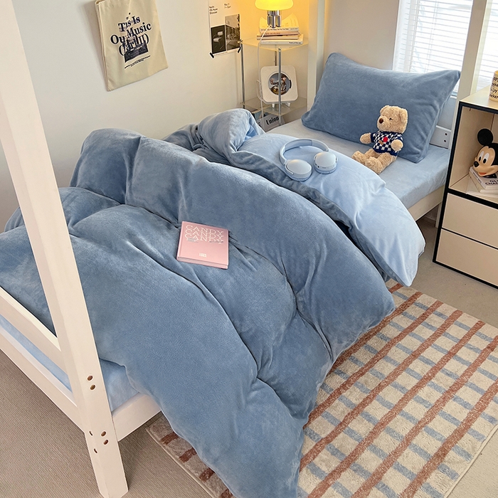 91家纺网 家纺一手货源 找家纺 优卡迪家纺馆 2025新款牛奶绒纯色双拼宿舍床三件套 海蓝天蓝