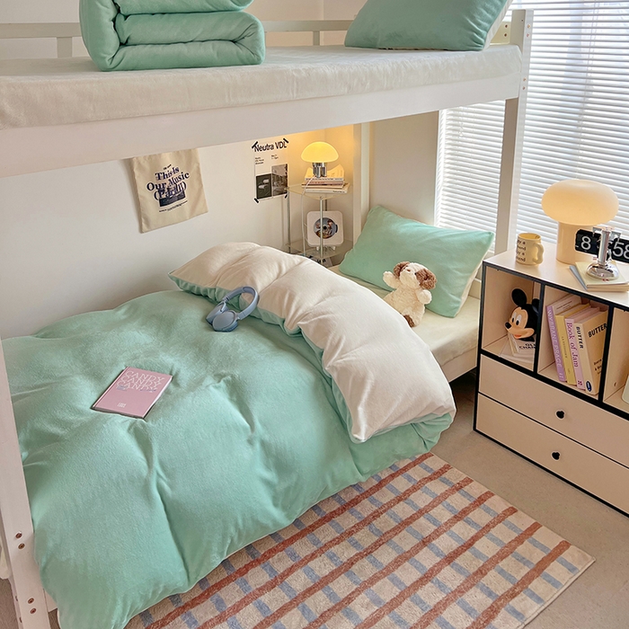 91家纺网 家纺一手货源 找家纺 优卡迪家纺馆 2025新款牛奶绒纯色双拼宿舍床三件套 嫩绿奶白