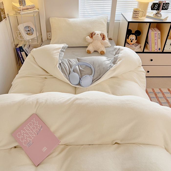 91家纺网 家纺一手货源 找家纺 优卡迪家纺馆 2025新款牛奶绒纯色双拼宿舍床三件套 奶白银灰