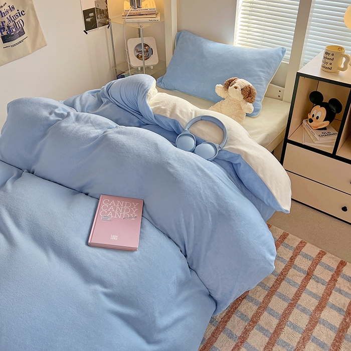 91家纺网 家纺一手货源 找家纺 优卡迪家纺馆 2025新款牛奶绒纯色双拼宿舍床三件套 浅蓝奶白